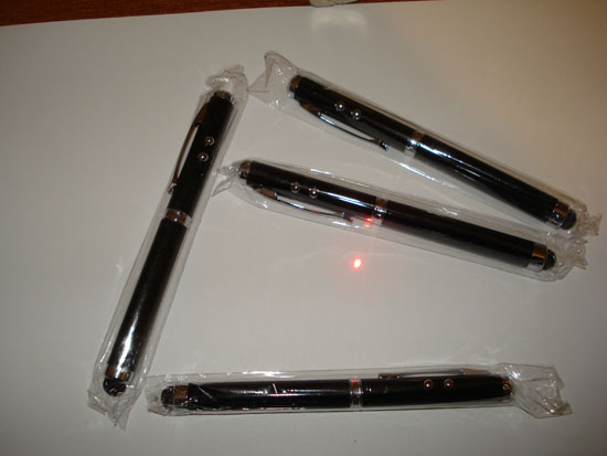 Стилус выполнен в форме ручки, обладает лазерной указкой и светодиодным индикатором
