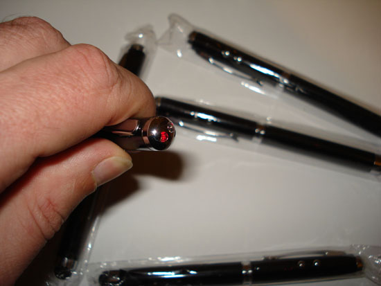 Стилус выполнен в форме ручки, обладает лазерной указкой и светодиодным индикатором